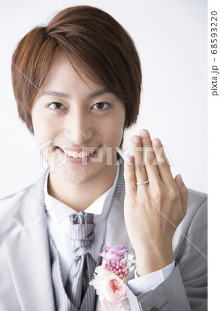 結婚指輪と新郎 68593220