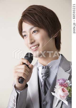 結婚式で挨拶する新郎 結婚式で挨拶する新郎 68593221