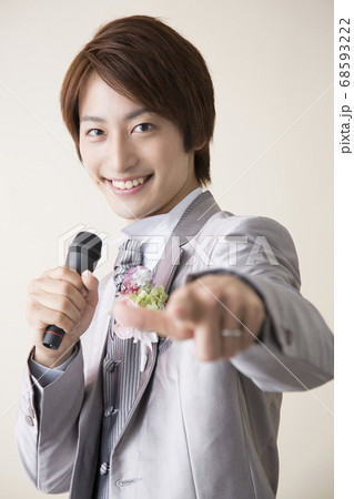 結婚式で挨拶する新郎 結婚式で挨拶する新郎 68593222