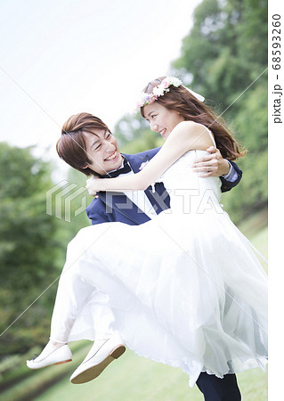お姫様抱っこする新郎新婦 68593260