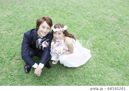 笑顔の新郎新婦 68593261
