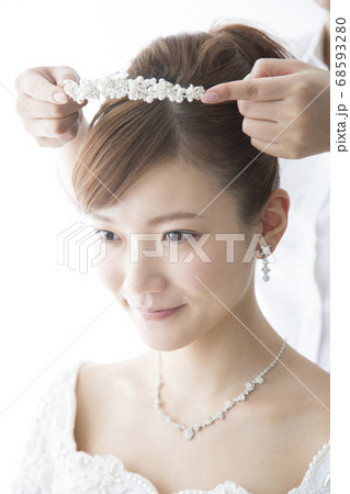 ティアラを着ける花嫁 ティアラを着ける花嫁 68593280