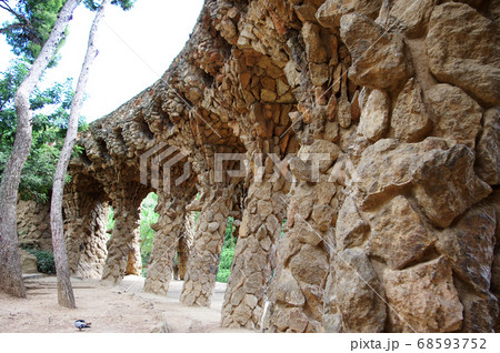 バルセロナ グエル公園 石の高架橋 バルセロナ グエル公園 石の高架橋 68593752