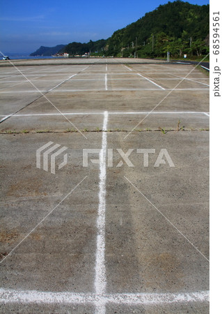 コロナ禍の帰省自粛で閑散としている臨時駐車場（島根県松江市・隠岐汽船 夏季臨時駐車場） 68594561