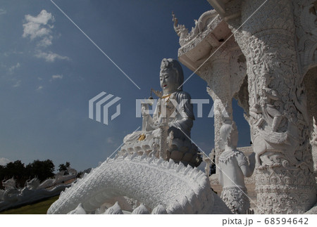 タイ王国・チェンライ・ワット ファイプラクーンの説法印(転法輪印)を組む白い巨大仏像 タイ王国・チェンライ・ワット ファイプラクーンの説法印(転法輪印)を組む白い巨大仏像 68594642