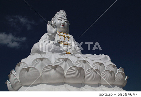 タイ王国・チェンライ・ワット ファイプラクーンの説法印(転法輪印)を組む白い巨大仏像 68594647