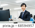 ビジネス　ビジネスマン　男性　オフィス　パソコン 68594957