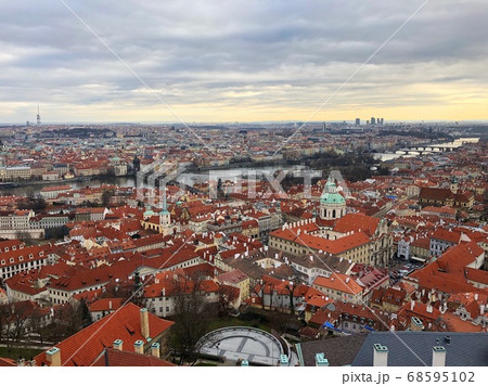 チェコの首都プラハの町並み 68595102