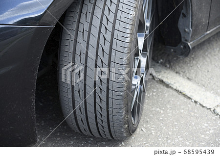 自動車のタイヤ 68595439