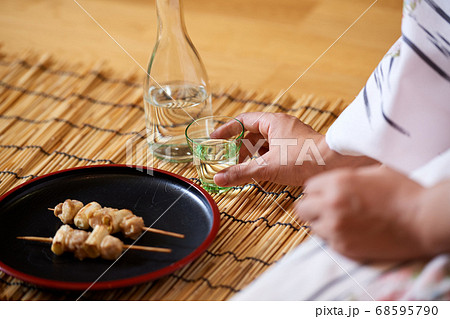 日本酒と焼き鳥を食べる和服姿の女性 日本酒と焼き鳥を食べる和服姿の女性 68595790
