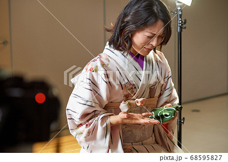 旅館の女将の取材インタビュー 68595827