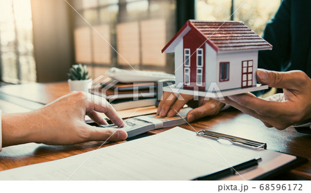 Investors are using st pen on the contract paper 68596172