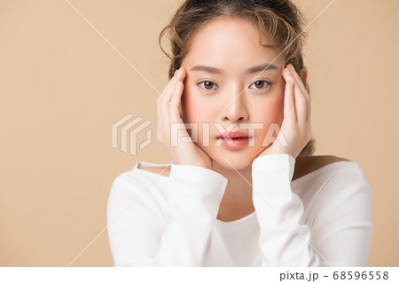 可愛い女性モデルが白バックの前にポーズの写真素材