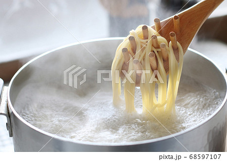 茹で上がったパスタのクローズアップ 68597107
