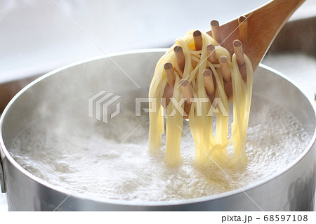 茹で上がったパスタのクローズアップ 68597108