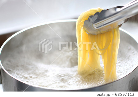 茹で上がったパスタのクローズアップ 68597112