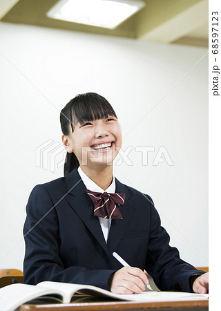 中学生　高校生　授業　女子 68597123