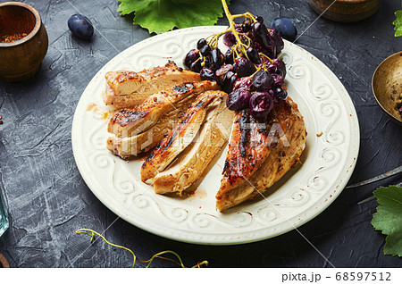 Sliced grilled chicken breast 68597512