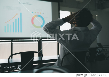 苦悩する院長 68597720