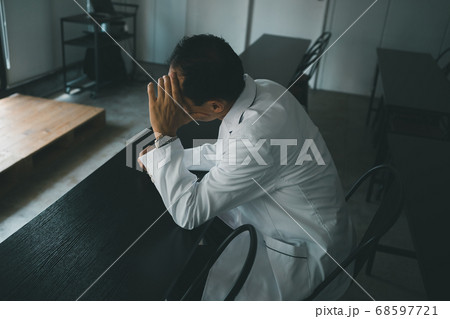 苦悩する院長 苦悩する院長 68597721