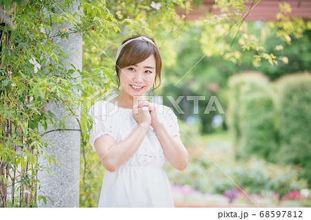緑の中にいる女性 緑の中にいる女性 68597812