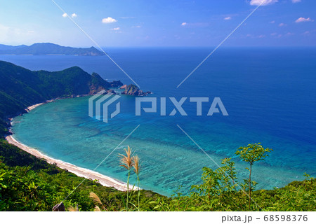 加計呂麻島、花富峠の海を望む 68598376