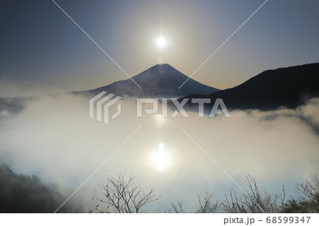 山梨県　雲海輝く本栖湖 68599347