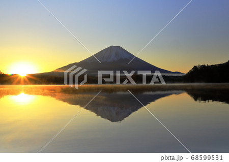 山梨県　精進湖の初日の出 68599531