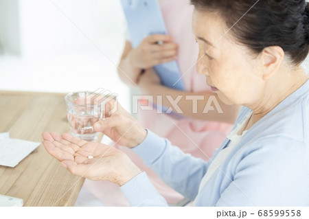 介護イメージ お薬を飲むシニア女性 介護イメージ お薬を飲むシニア女性 68599558