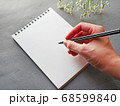 グレー背景にメモとペン　花がおしゃれ　シックなイメージ 68599840