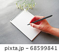 グレー背景にメモとペン　花がおしゃれ　シックなイメージ 68599841