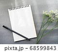 グレー背景にメモとペン　花がおしゃれ　シックなイメージ 68599843