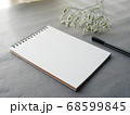 グレー背景にメモとペン　花がおしゃれ　シックなイメージ 68599845