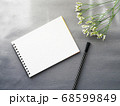 グレー背景にメモとペン　花がおしゃれ　シックなイメージ 68599849