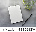 グレー背景にメモとペン　花がおしゃれ　シックなイメージ 68599850