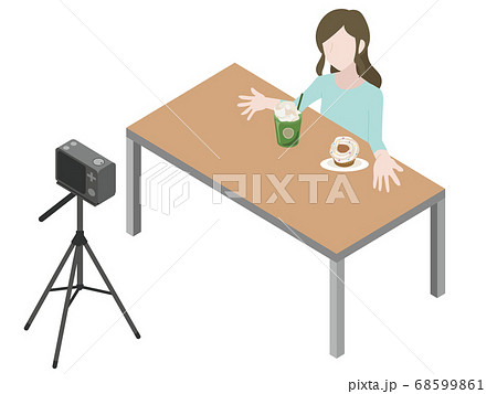 撮影する女性Youtuber 68599861