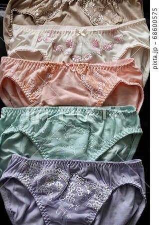 女性用下着 いろんな色の新品ショーツ 女性用下着 いろんな色の新品ショーツ 68600575
