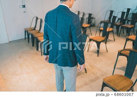 シアター形式の会場の席レイアウト ソーシャルディスタンス シアター形式の会場の席レイアウト ソーシャルディスタンス 68601007