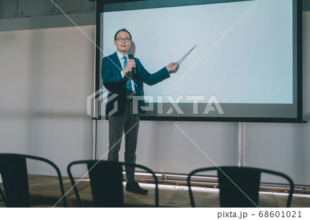 ビジネスプレゼン 50代男性 ビジネスプレゼン 50代男性 68601021