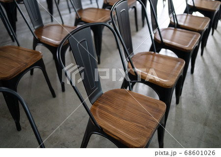 シアター形式の会場の席レイアウト 68601026