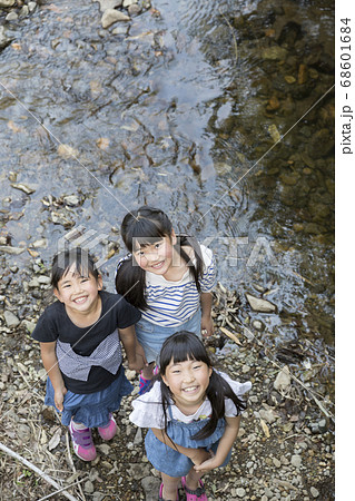 小川で遊ぶ小学生女の子 夏休みイメージの写真素材