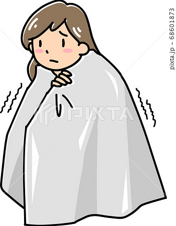 避難所でアルミシートにくるまる女性 68601873