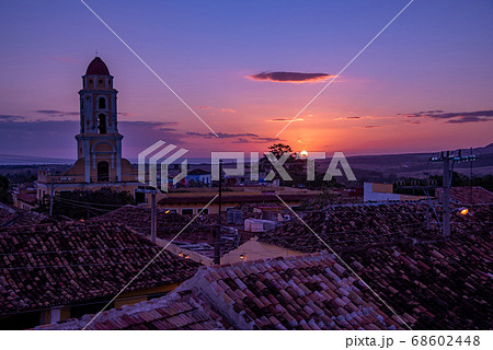 キューバ　夕陽に染まるトリニダーの町並み　革命博物館の塔 68602448