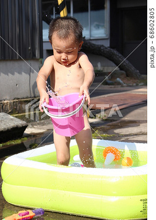 ビニールプールで遊ぶ日本の男の子(3歳児) ビニールプールで遊ぶ日本の男の子(3歳児) 68602805