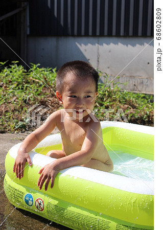 ビニールプールで遊ぶ日本の男の子 3歳児 の写真素材
