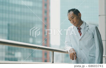 白衣の50代男性 68603741