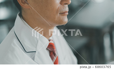 白衣の50代男性 白衣の50代男性 68603765
