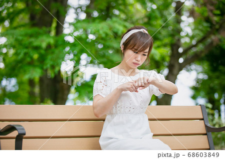 時計を見て怒る女性 時計を見て怒る女性 68603849