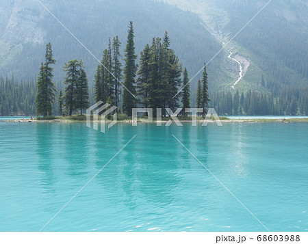 カナダ ジャスパー国立公園 マリーン レイクのスピリッツ アイランドの写真素材