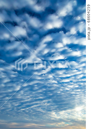早朝の青い空とうろこ雲 神々しい光の写真素材